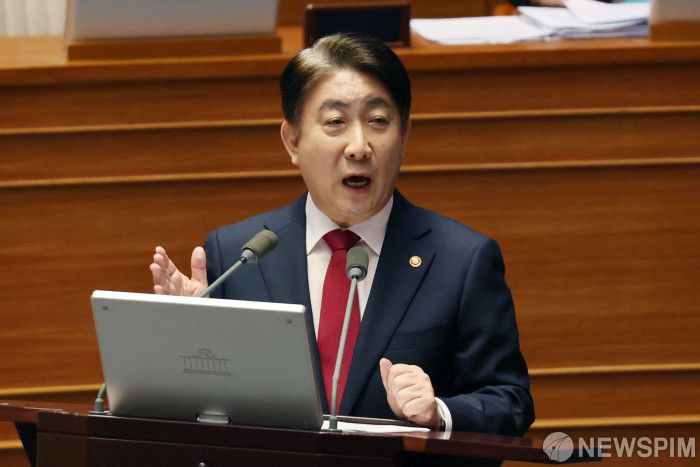 [서울=뉴스핌] 이형석 기자 = 이동관 방송통신위원장이 8일 오후 서울 여의도 국회에서 열린 제410회 국회(정기회) 제05차 본회의에서 교육·사회·문화에 관한 대정부 질문에 답하고 있다. 2023.09.08 leehs@newspim.com