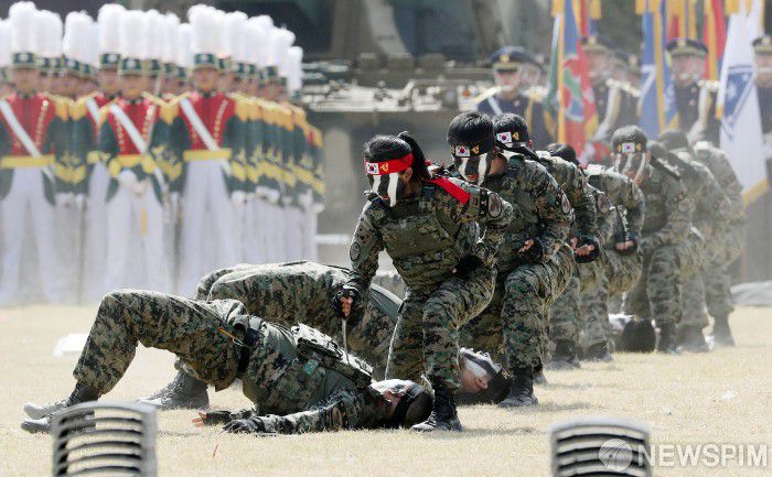[계룡=뉴스핌] 정일구 기자 = 29일 충남 계룡시 계룡대에서 열린 제74주년 국군의날 미디어데이 행사에서 제1공수특전여단 및 각 군 태권도 시범단이 합동 특공무술 시범을 보이고 있다. 2022.10.01 mironj19@newspim.com