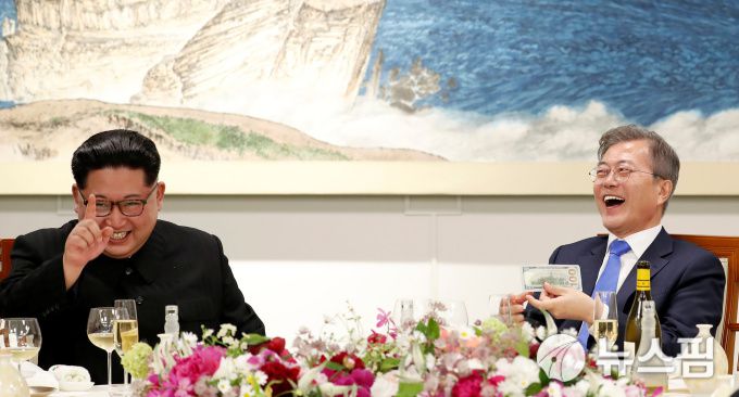 문재인 대통령과 김정은 북한 국무위원장이 지난 2018년 4월 27일 저녁 판문점 '평화의집'에서 열린 남북 정상회담 환영만찬에서 파안대소하고 있다. [사진=로이터 뉴스핌]