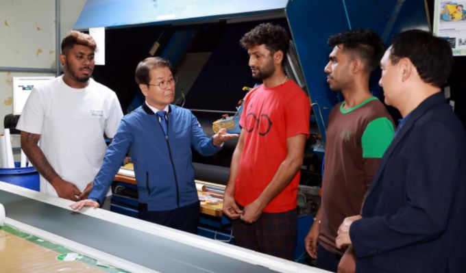 이정식 고용노동부 장관이 지난 13일 오후 경기도 광주시에 소재한 외국인 근로자 고용 사업장을 방문해 외국인근로자 고용허가제 관련 산업현장의 의견을 듣고 작업현장을 점검하고 있다. [사진=고용노동부] 2023.09.18 jsh@newspim.com