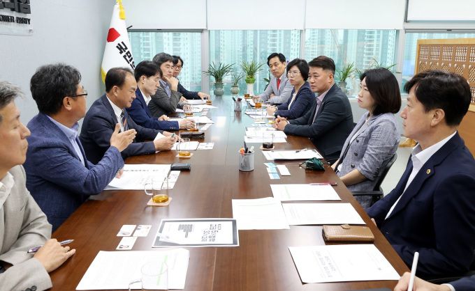 학교 현장에서 겪는 교사들의 교육활동 침해로 교권보호의 목소리가 높은 가운데 경기도의회 국민의힘이 20일 경기도교원단체총연합회와 만나 교권 보호 대책을 논의했다. [사진=경기도의회 국민의힘]