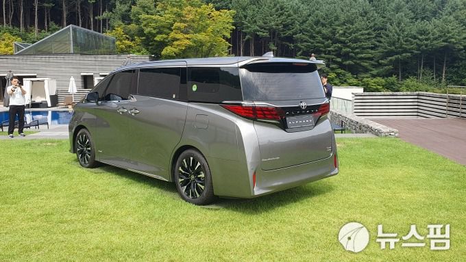 [서울=뉴스핌] 채송무 기자 = 토요타의 프리미엄 미니밴 알파드. 2023.09.21 dedanhi@newspim.com