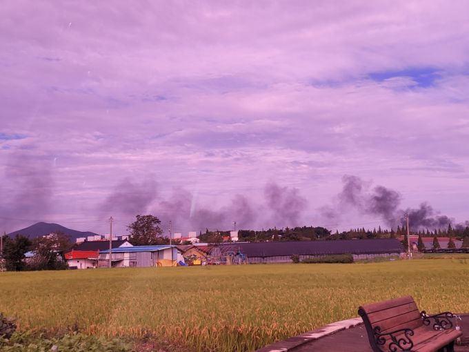 공군 20전투비행단 KF-16 전투기가 2023년 9월 21일 아침 충남 서산 기지 이륙 중에 추락했다. 기지 안에서 사방으로 불꽃이 튀고 검은 연기가 피어 오르고 있다. [사진=독자 제공]