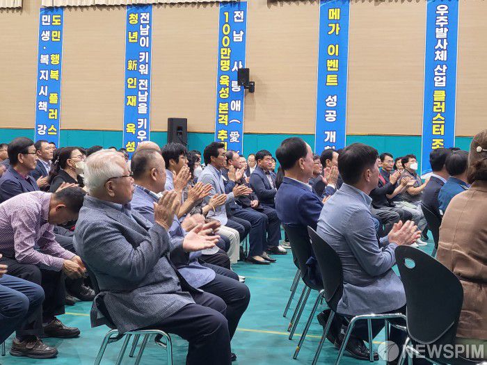 [구례=뉴스핌] 조은정 기자 = 25일 오후 전남 구례군 마산면민회관 청마관에서  구례군 도민과 함께하는 '2023 도민과의 대화'가 열리고 있다. 2023.09.25 ej7648@newspim.com