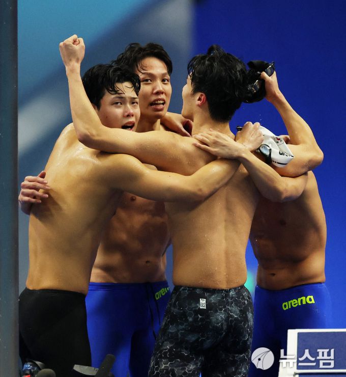 [항저우=로이터 뉴스핌] 김용석 기자 = 양재훈(25·강원도청), 이호준(22·대구광역시청), 김우민(22), 황선우(20·이상 강원도청)으로 구성된 한국 남자 계영 800ｍ 대표팀은 25일 중국 저장성 항저우 올림픽센터 수영장에서 열린 2022 항저우 아시안게임 수영 경영 남자 계영 800ｍ 결선에서 7분 01초 73로 가장 먼저 터치패드를 찍어 아시아 신기록으로 금메달을 수확했다.한국 수영이 아시안게임에서 단체전 금메달을 목에 건 것은 이번이 처음이다. 2023.09.25 fineview@newspim.com