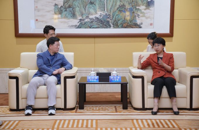 박승원 광명시장(왼쪽)이 이장평 랴오청시 당서기와 회담을 갖고있다. [사진=광명시]