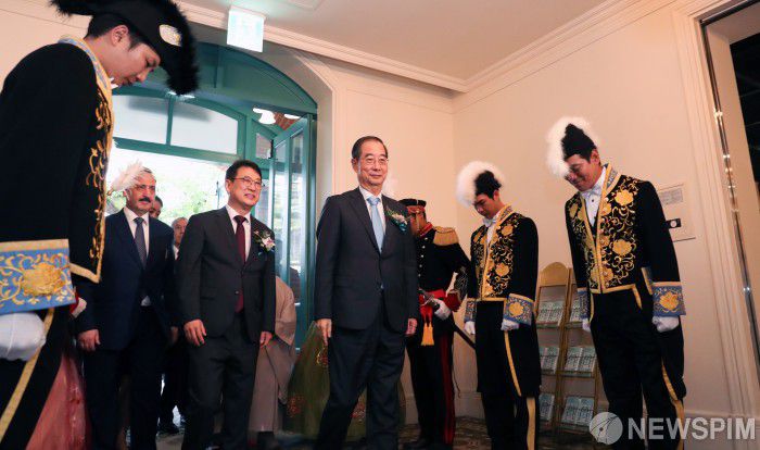 [서울=뉴스핌] 최지환 기자 = 한덕수 국무총리가 25일 오후 서울 중구 덕수궁에서 열리는 돈덕전 개관식에 참석해 경내에 입장하고 있다. 돈덕전은 고종의 즉위 40주년 행사를 위해 지어졌으나 일제에 의해 철거됐다. 문화재청은 덕수궁 복원정비사업을 추진해 2017년 발굴조사를 거쳐 복원공사와 전시공간 설치를 마무리해 오는 26일 정식 개관한다. 2023.09.25 choipix16@newspim.com