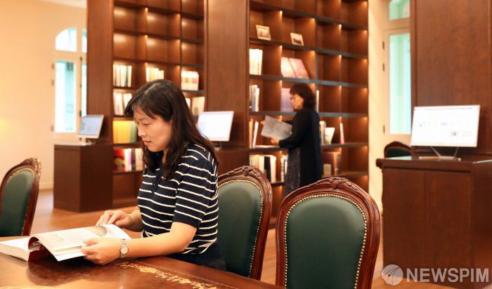 [서울=뉴스핌] 최지환 기자 = 문화재청 관계자들이 25일 오전 서울 중구 덕수궁 돈덕전 아카이브실에서 자료를 둘러보고 있다. 돈덕전은 고종의 즉위 40주년 행사를 위해 지어졌으나 일제에 의해 철거됐다. 문화재청은 덕수궁 복원정비사업을 추진해 2017년 발굴조사를 거쳐 복원공사와 전시공간 설치를 마무리해 오는 26일 정식 개관한다. 2023.09.25 choipix16@newspim.com