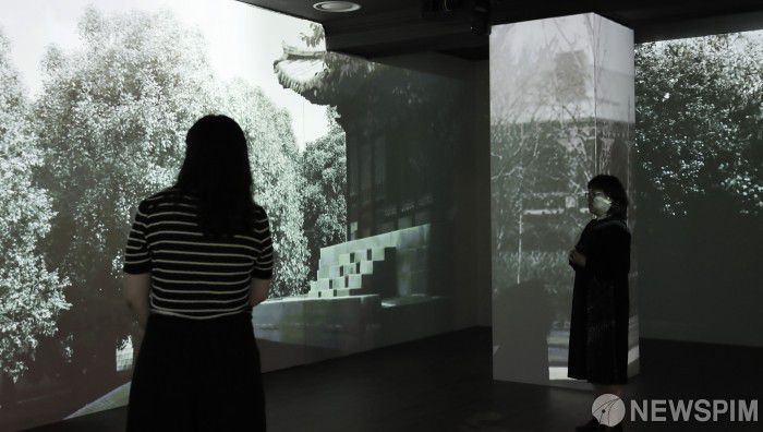 [서울=뉴스핌] 최지환 기자 = 문화재청 관계자들이 25일 오전 서울 중구 덕수궁 돈덕전 전시품을 안내하고 있다. 돈덕전은 고종의 즉위 40주년 행사를 위해 지어졌으나 일제에 의해 철거됐다. 문화재청은 덕수궁 복원정비사업을 추진해 2017년 발굴조사를 거쳐 복원공사와 전시공간 설치를 마무리해 오는 26일 정식 개관한다. 2023.09.25 choipix16@newspim.com