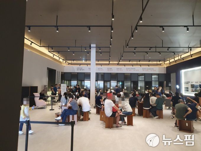 [서울=뉴스핌] 최현민 기자 =  24일 인천 청라동에 마련된 'e편한세상 검단 웰카운티' 견본주택을 찾은 방문객들이 상담 부스 순서를 기다리고 있다.2023.09.25 min72@newspim.com