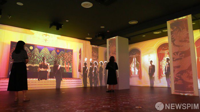 [서울=뉴스핌] 최지환 기자 = 문화재청 관계자들이 25일 오전 서울 중구 덕수궁 돈덕전 전시품을 안내하고 있다. 돈덕전은 고종의 즉위 40주년 행사를 위해 지어졌으나 일제에 의해 철거됐다. 문화재청은 덕수궁 복원정비사업을 추진해 2017년 발굴조사를 거쳐 복원공사와 전시공간 설치를 마무리해 오는 26일 정식 개관한다. 2023.09.25 choipix16@newspim.com