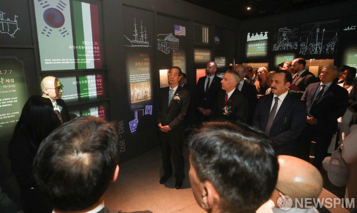 [서울=뉴스핌] 최지환 기자 = 한덕수 국무총리가 25일 오후 서울 중구 덕수궁 내 재건된 돈덕전 개관식을 마친 뒤 전시관을 둘러보고 있다. 돈덕전은 고종의 즉위 40주년 행사를 위해 지어졌으나 일제에 의해 철거됐다. 문화재청은 덕수궁 복원정비사업을 추진해 2017년 발굴조사를 거쳐 복원공사와 전시공간 설치를 마무리해 오는 26일 정식 개관한다. 2023.09.25 choipix16@newspim.com