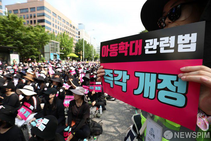 전국 각지에서 모인 교사들이 지난 8월 19일 오후 서울 여의도 국회 앞에서 열린 '무법지대에서 교육 안전지대로' 국회 입법 촉구 추모집회에서 손팻말을 들고 있다. [사진=뉴스핌 DB]