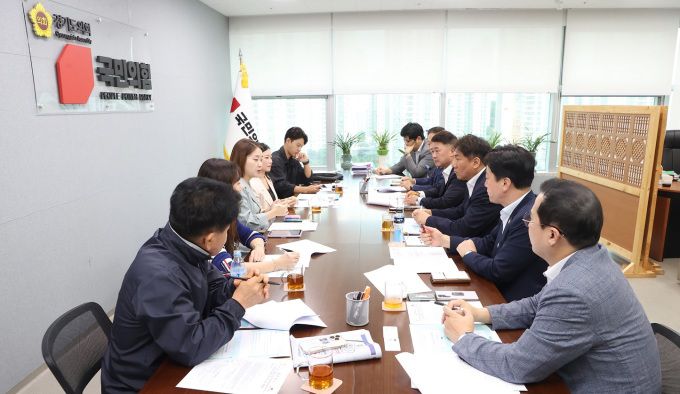 학교 현장에서 교육활동 보호의 목소리가 높은 가운데 경기도의회 국민의힘이 27일 경기교사노동조합과 만나 교권·학습권 보호 및 위기학생 지원 대책을 논의했다. [사진=경기도의회 국민의힘]
