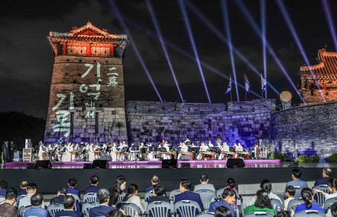 화성행궁 야간개장 '달빛화담' 조명 구조물을 관람하는 시민들이 북적이고 있다. [사진=수원시]