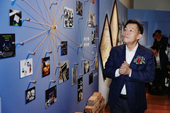 이재준 수원특례시장이 수원박물관에서 진행 중인 기획전시 '선경직물'을 관람하고 있다. [사진=수원시]