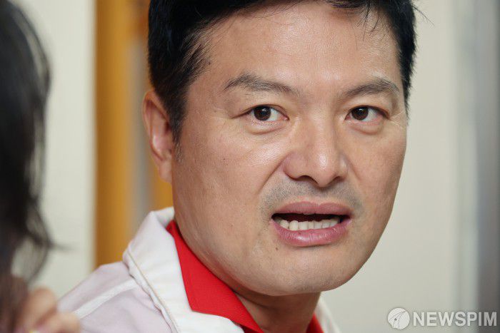 [서울=뉴스핌] 이형석 기자 = 김태우 국민의힘 강서구청장 후보가 26일 오전 서울 강서구 가양4종합사회복지관을 찾아 어르신들에게 지지를 호소한 뒤 취재진과 대화를 나누고 있다. 2023.09.26 leehs@newspim.com