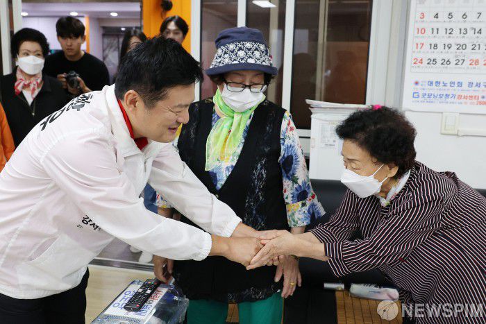 [서울=뉴스핌] 이형석 기자 = 김태우 국민의힘 강서구청장 후보가 26일 오전 서울 강서구 가양4종합사회복지관을 찾아 어르신들에게 지지를 호소하고 있다. 2023.09.26 leehs@newspim.com