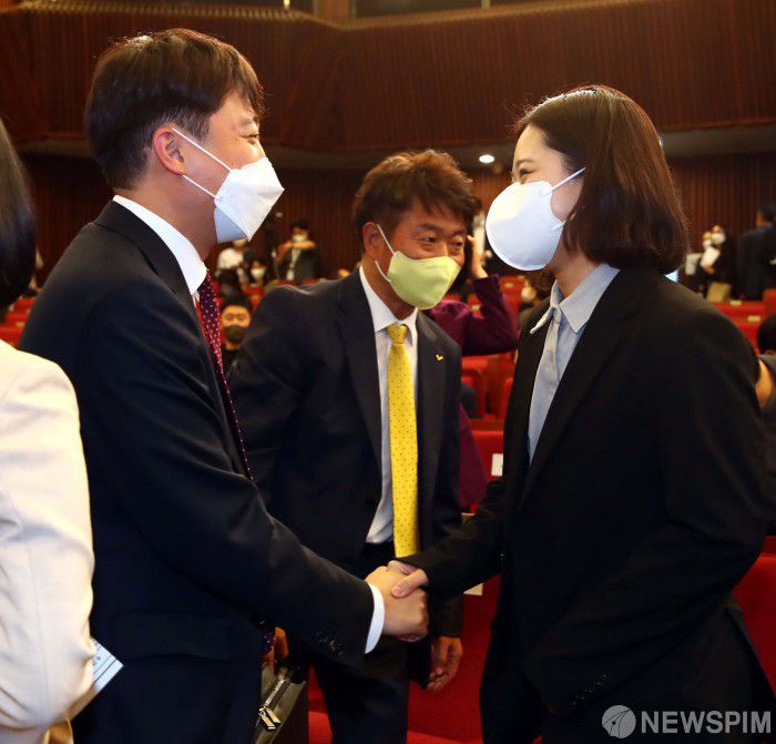 박지현 더불어민주당 공동비상대책위원장(오른쪽)과 이준석 국민의힘 대표(왼쪽)가 11일 볼로디미르 젤렌스키 우크라이나 대통령 화상연설이 열린 영등포구 국회도서관 대강당에서 인사를 하고 있다. 가운데는 여영국 정의당 대표. 2022.04.11 kilroy023@newspim.com
