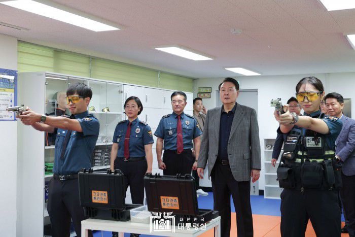 [서울=뉴스핌]  윤석열 대통령이 30일 서울 중구 서울중부경찰서 을지지구대를 방문하여 시뮬레이션 사격을 참관하고 있다. [사진=대통령실] 2023.09.30 photo@newspim.com