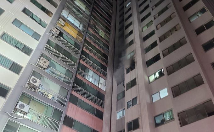 [서울=뉴스핌] 한태희 기자 = 경기도 남양주시 오남읍의 한 아파트 7층에서 불이 나 주민들이 대피하는 일이 발생했다. [사진=경기도소방재난본부] 2023.09.26 ace@newspim.com