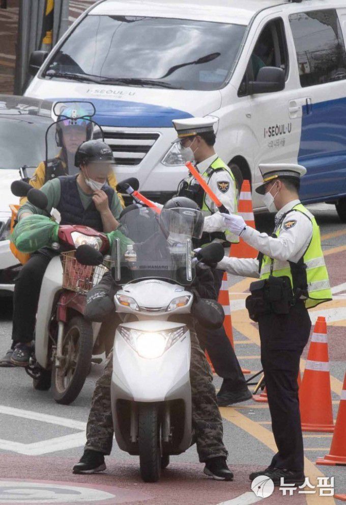 [서울=뉴스핌] 한태희 기자 = 경찰이 서울 한 초등학교 어린이보호구역에서 오토바이를 단속하고 있다. [사진=뉴스핌DB] 2023.09.26 ace@newspim.com