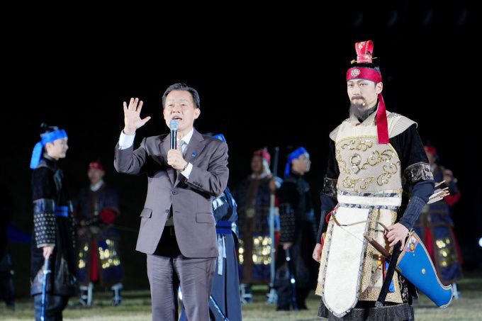 2022년 당시 수원화성문화제 공연 중에 이재준 수원특례시장이 특별 출연해 인사말을 하고 있다.