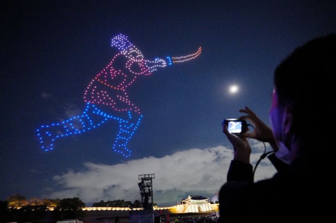 지난해 수원화성문화제에서 한 시민이 드론쇼 장면을 찍고 있다.