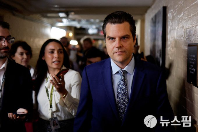 3일(현지시간) 케빈 매카시 하원의장 해임결의안을 주도한 공화당 강경파 맷 게이츠 의원이 취재진의 질문에 답변하지 않고 있다. [사진=로이터 뉴스핌]