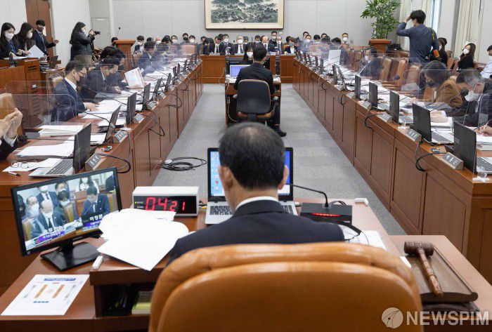 [서울=뉴스핌] 윤창빈 기자 = 송두환 국가인권위회 위원장이 2일 오후 서울 여의도 국회에서 열린 국회 운영위원회의 국가인권위원회 국정감사에서 질의에 답변하고 있다. 2022.11.02 pangbin@newspim.com