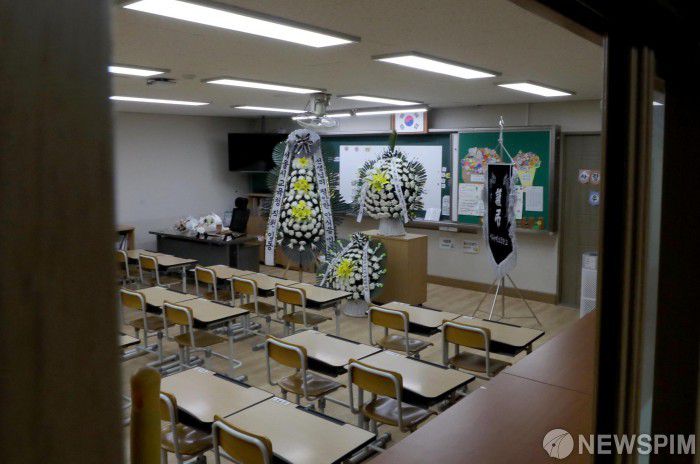 故 서이초 교사의 '49재 추모제' 일인  4일  교사가 근무했던 교실에 근조화환이 놓여져 있고 칠판에 추모 메시지가 적혀있다. [사진=뉴스핌 DB]