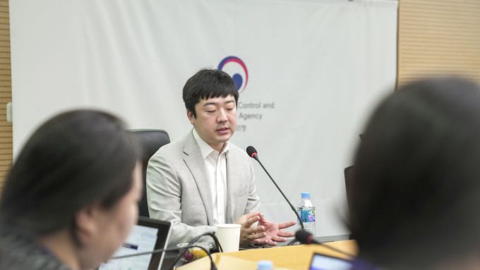 [오송=뉴스핌] 신도경 기자 = 정재훈 가천의대 교수가 16일 '감염병 예방관리 설명회'에서 백신 접종을 권고하고 있다. 2023.10.18 sdk1991@newspim.com