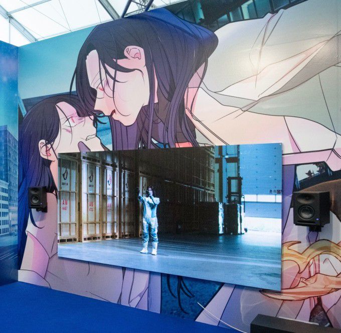 [서울 뉴스핌]이영란 기자=2023 프리즈 런던의 새 섹션에 갤러리현대를 통해 출품된 김아영 '딜리버리 댄서의 구'. 싱글채널 비디오.25분. 월페이퍼 작품과 함께 테이트 미술관에 컬렉션됐다. [사진=갤러리현대] 2023.10.19 art29@newspim.com