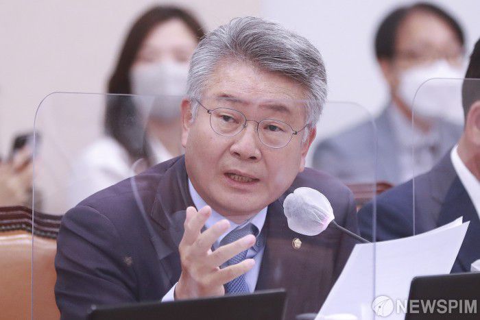 [서울=뉴스핌] 이형석 기자 = 김회재 더불어민주당 의원이 6일 오후 서울 여의도 국회에서 열린 산업통상자원중소벤처기업위원회의 중소벤처기업부, 특허청, 한국발명진흥회, 국지식재산연구원, 한국지식재산보호원, 한국특허전략개발원, 한국 특허정보원 국정감사에서 질의를 하고 있다. 2022.10.06 leehs@newspim.com