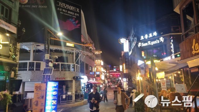 [서울=뉴스핌] 송현도 기자 = 23일 오후 8시쯤 저녁을 맞아 시민들이 이태원 음식점 골목을 찾고 있다. 2023.10.23 dosong@newspim.com