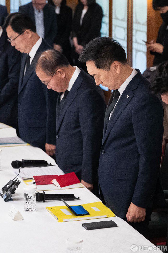 [서울=뉴스핌] 윤창빈 기자 = 김기현 국민의힘 대표(오른쪽)를 비롯한 참석자들이 29일 서울 종로구 총리공관에서 열린 고위당정협의회에 앞서 이태원참사 1주기를 맞아 추모 묵념을 하고 있다. 왼쪽은 윤재옥 국민의힘 원내대표. 2023.10.29 pangbin@newspim.com