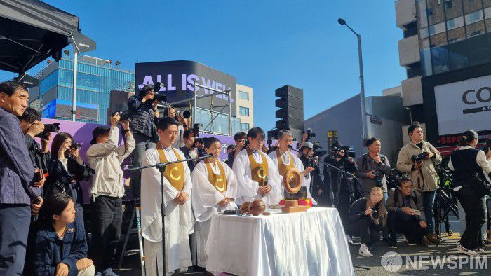 [서울=뉴스핌] 29일 이태원역 1번 출구 앞에서 원불교 관계자들이 희생자들을 위한 기도를 진행하고 있다. 2023.10.29 dosong@newspim.com