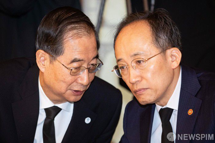 [서울=뉴스핌] 윤창빈 기자 = 한덕수 국무총리가 29일 서울 종로구 총리공관에서 열린 고위당정협의회에 앞서 추경호 경제부총리와 대화하고 있다. 2023.10.29 pangbin@newspim.com