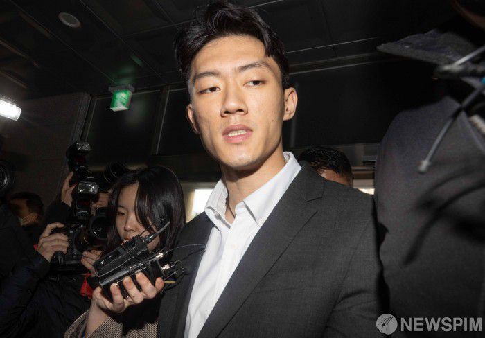 [서울=뉴스핌] 윤창빈 기자 = 가족을 둘러싼 각종 의혹과 자신의 마약 투약에 대해 폭로성 발언을 해온 전직 대통령 고 전두환씨의 손자 전우원씨가 3월 28일 오전 서울 마포구 서울경찰청 마약범죄수사대에서 수사를 받기위해 조사실로 향하고 있다. 2023.03.28 pangbin@newspim.com