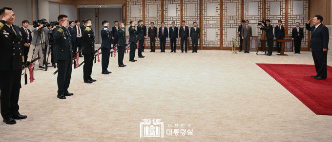 윤석열 대통령이 2023년 10월 30일 군 수뇌부 대장 7명으로부터 진급 보직  신고를 받고 있다. [사진=대통령실]