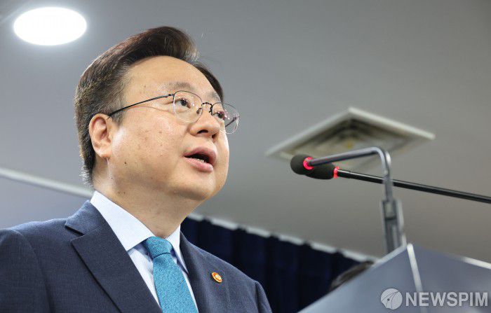 [서울=뉴스핌] 김학선 기자 = 조규홍 보건복지부 장관이 26일 정부서울청사에서 열린 지역 및 필수의료 혁신 이행을 위한 추진계획 관련 브리핑에서 의사인력 확대 방안에 대해 발표하고 있다. 2023.10.26 yooksa@newspim.com