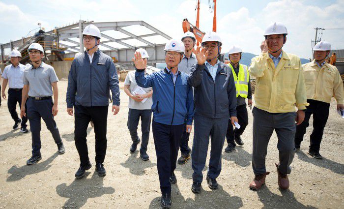 [서울=뉴스핌] 이정식 고용부 장관이 3일 오후, 경기 광주시 소재 석재 제조 가공업체를 방문하여 사업장의 폭염 대응 상황을 점검하고 있다.[사진=고용노동부 ] 2023.08.03 photo@newspim.com