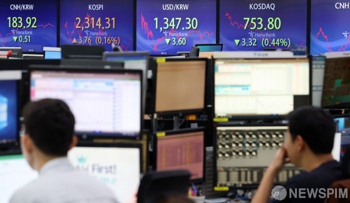 [서울=뉴스핌] 정일구 기자 = 서울 중구 하나은행 딜링룸에서 딜러들이 업무를 보고 있다. 2023.10.31 mironj19@newspim.com