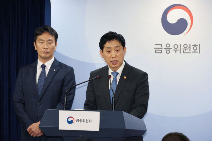 [서울=뉴스핌] 이형석 기자 = 김주현 금융위원장이 5일 오후 서울 종로구 정부서울청사에서 공매도 전면 금지 관련 브리핑을 하고 있다. 왼쪽은 이복현 금융감독원장. 2023.11.05 leehs@newspim.com