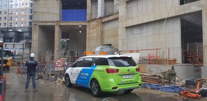 패트롤카를 활용한 건설현장 점검 모습 [사진=안전보건공단] 2019.11.04 jsh@newspim.com