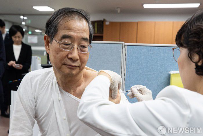 [서울=뉴스핌] 김학선 기자 = 최근 유행 변이에 대응해 개발된 코로나19 신규 백신의 동절기 무료접종이 시작된 19일 오후 한덕수 국무총리가 종로구보건소를 방문해 코로나19 백신 접종을 하고 있다. 이날부터 65세 이상 고령자와 12~64세 면역저하자, 감염취약시설 입소자나 종사자 등 고위험군은 우선적으로 코로나19 백신 접종이 가능하다. 2023.10.19 yooksa@newspim.com