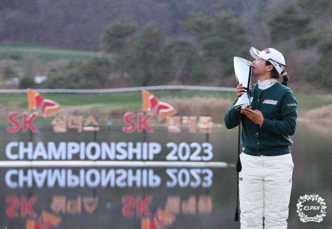 우승 트로피를 들고 포즈를 취한 임진희. [사진= KLPGA]