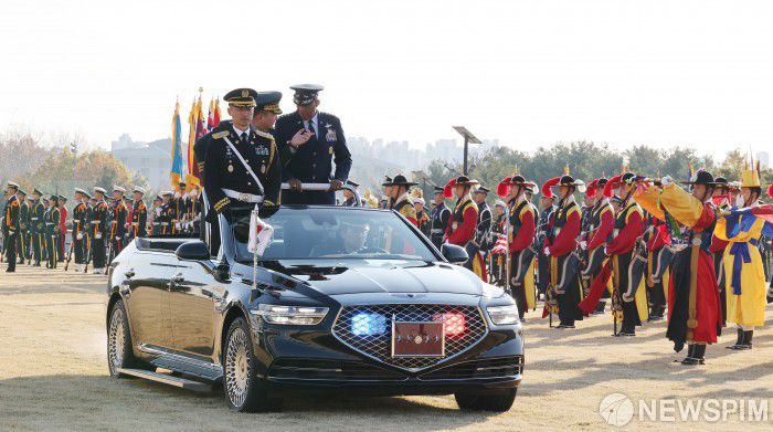 [서울=뉴스핌] 사진공동취재단 = 김승겸 합참의장과 찰스 브라운 미국 합참의장이 12일 오전 서울 용산구 국방부 연병장에서 열린 환영 의장 행사서 대화를 나누고 있다.  2023.11.12 photo@newspim.com