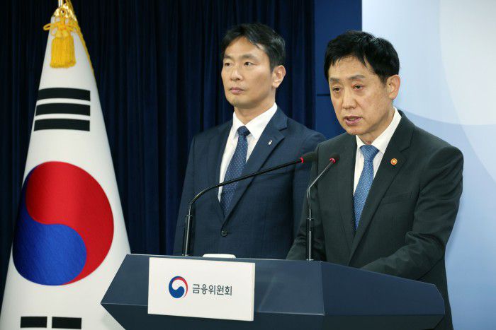 [서울=뉴스핌] 이형석 기자 = 김주현 금융위원장이 5일 오후 서울 종로구 정부서울청사에서 공매도 전면 금지 관련 브리핑을 하고 있다. 왼쪽은 이복현 금융감독원장. 2023.11.05 leehs@newspim.com