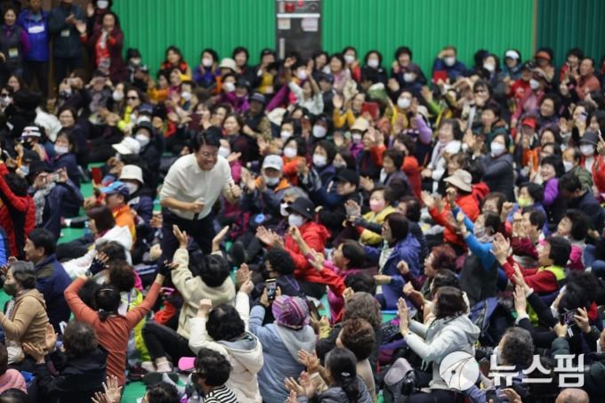 [서울=뉴스핌] 김승현 기자 = 장제원 국민의힘 의원이 지난 11일 경남 함양체육관에서 열린 여원산악회 창립 15주년 행사에서 회원들과 함께 하는 있다. [사진=장제원 페이스북] 2023.11.15 kimsh@newspim.com